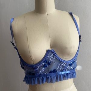 Sweet and sexy under boob cupless lingerie top bra in baby blue with floral